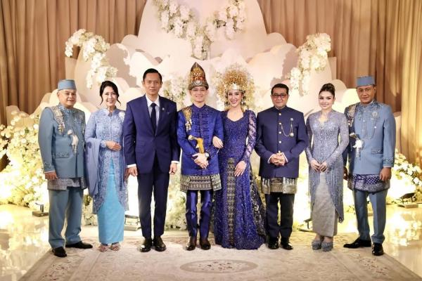 Tamara Bleszynski tak di pelaminan Tamara Bleszynski tak di pelaminan pernikahan Teuku Rassya dan Cleantha Islan. (Foto: Instagram)