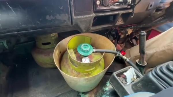 Angkot di Sukabumi gunakan elpiji 3 kg sebagai bahan bakar. (Foto: iNews).