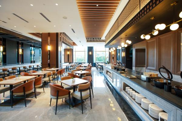 Cafe Sirih hadir lebih segar, modern, dan nyaman dengan desain interior restoran yang sepenuhnya diperbaharui. (Foto: dok Millenium)