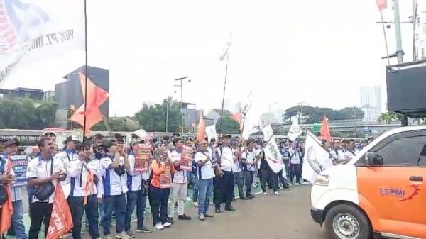 Ratusan Buruh Geruduk DPR, Tuntut Pengesahan UU Ketenagakerjaan Baru