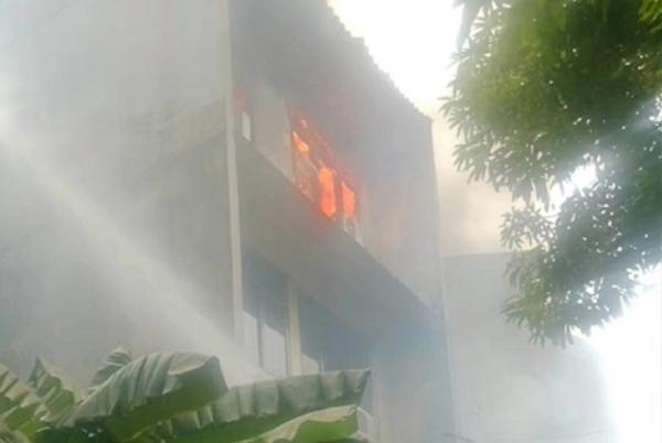  Kebakaran Asrama Polri di Kalideres, 40 Personel Damkar Berjibaku Padamkan Api