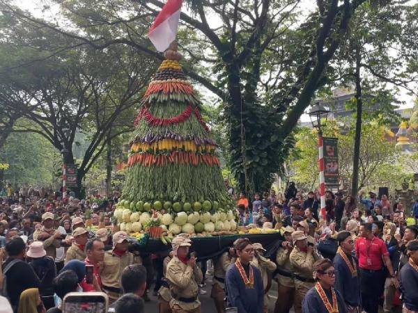 Gunungan hasil Bumi di perayaan HUT ke-51 TMII. (Foto: Niko Prayoga)