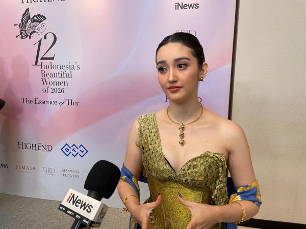 Aktris Ranty Maria menerima penghargaan IBW 2026. (Foto: Ravie Wardani)