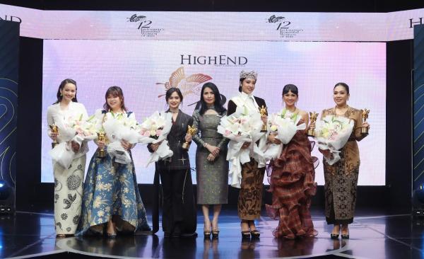 Executive Chairwoman MNC Group Liliana Tanoesoedibjo memberikan penghargaan kepada 12 perempuan inspiratif. (Foto: Aziz Indra)