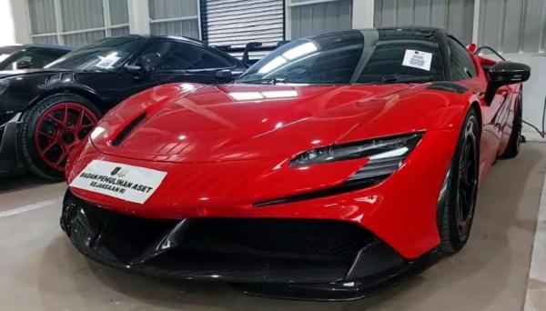 Penampakan salah satu mobil mewah sitaan Kejagung yang akan dilelang. (Foto: Felldy Utama)