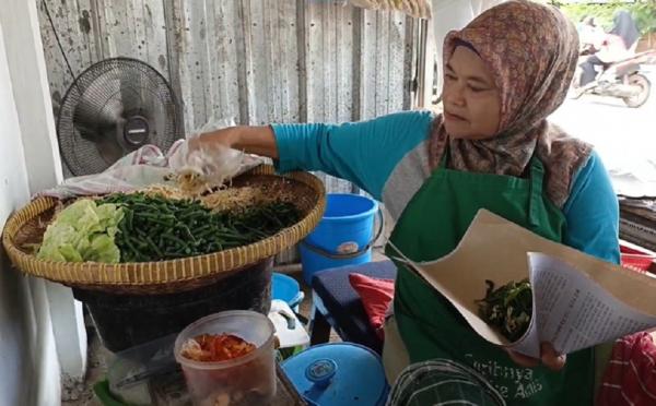 Istoifah Aminah, pedagang rujak di Kota Cirebon berangkat haji tahun ini usai rutin membaca selawat dan menabung selama 27 tahun. (Foto: iNews)