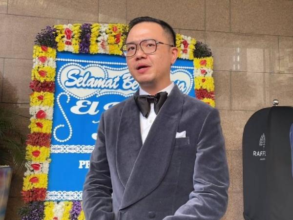 Desainer Jonathan Wongso dari Wong Hang Tailor dipercaya untuk merancang pakaian El Rumi untuk resepsi pernikahan. (Foto: Niko Prayoga)