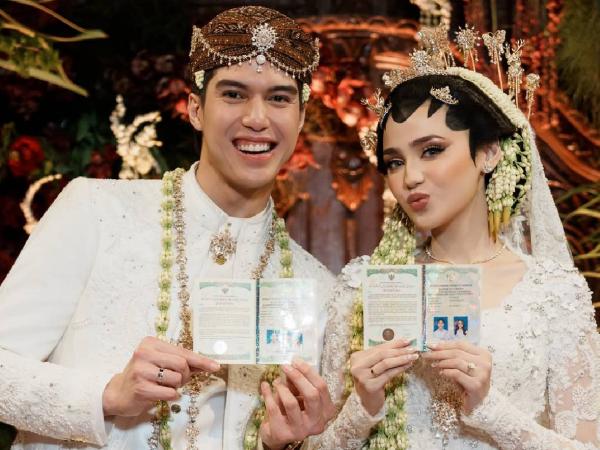 El Rumi dan Syifa Hadju pamer buku nikah. (Foto: Instagram)