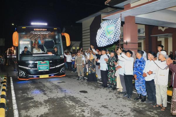 Plt Wali Kota Madiun F. Bagus Panuntun bersama jajaran Pemkot Madiun dan Forkopimda saat memberangkatkan bus yang membawa jemaah haji Kota Madiun menuju Embarkasi Surabaya, Senin (27/4/2026). (Foto: dok Ist)