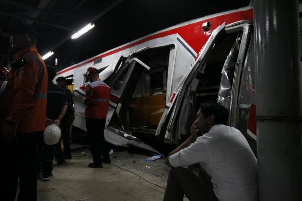 Direktur Utama KAI, Bobby Rasyidin duduk termenung di depan rangkaian KRL yang ringsek ditabrak KA Argo Bromo Anggrek di Stasiun Bekasi Timur, Senin (27/4/2026) malam. (Foto: Aldhi Chandra)