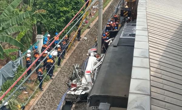 Petugas Berjibaku Evakuasi Gerbong KRL yang Tertabrak KA Argo Bromo di Stasiun Bekasi Timur