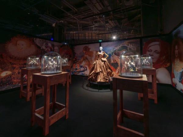 Suasana pameran Vivienne Westwood di Makau. (Foto: Istimewa)