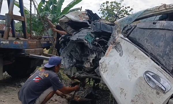 Avanza Maut Mobil Toyota Avanza yang hancur usai tertabrak KA Argo Bromo dievakuasi menggunakan mobil derek. (Foto: iNews)