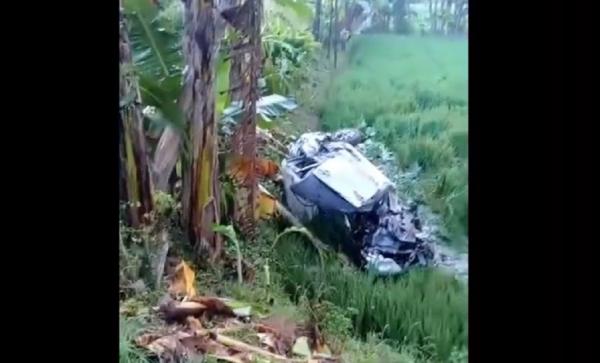 Avanza Ringsek Penampakan Avanza terlempar hingga 20 meter masuk ke sawah usai tertabrak KA Argo Bromo di Grobogan. (Foto: iNews)