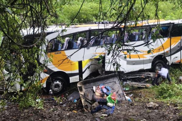 Kecelakaan Bus Pariwisata Terjun ke Jurang 15 Meter di Toba, 50 Luka-Luka