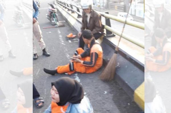 Pemotor Tabrak Petugas PPSU di Flyover Pasar Rebo, Diduga Mengantuk