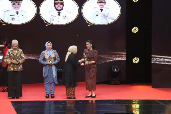 Wakil Bupati Kudus Bellinda Putri Sabrina Birton saat menerima penghargaan Women&rsquo;s Inspiration Awards 2026. (Foto: dok Ist)