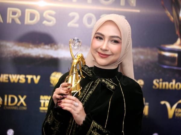 Youtuber Ria Ricis menerima penghargaan Favorite Woman in Social Impact di Women`s Inspiration Awards 2026. (Foto: Isra Triansyah)