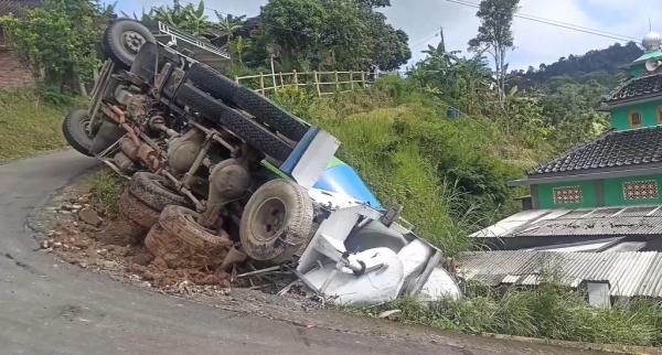 Truk Molen Terguling di Semarang, Nyaris Timpa Musala di Tepi Tebing