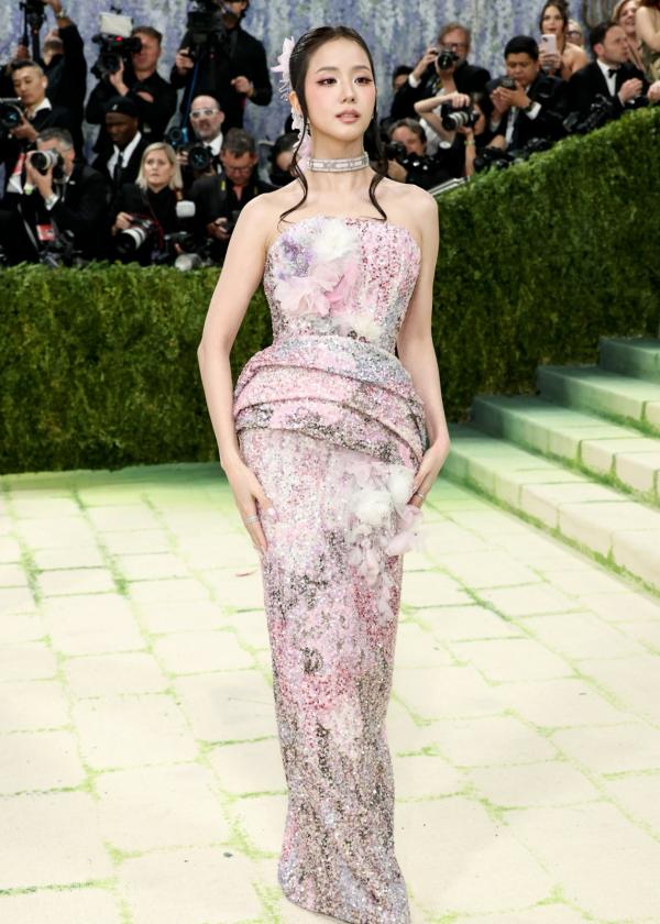 Jisoo BLACKPINK debut di Met Gala 2026. (Foto: X)
