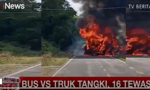 Kecelakaan bus ALS dengan truk tangki di Muratara mengakibatkan 16 orang tewas usai terjebak kobaran api. (Foto: iNews)