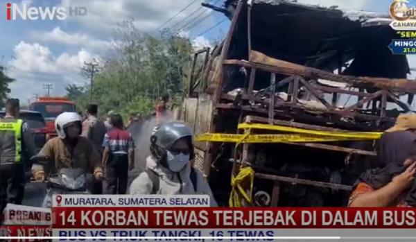 Bus ALS terbakar hebat usai terlibat kecelakaan maut dengan truk tangki di Kabupaten Muratara, Sumsel, Rabu (6/5/2026). (Foto: iNews)