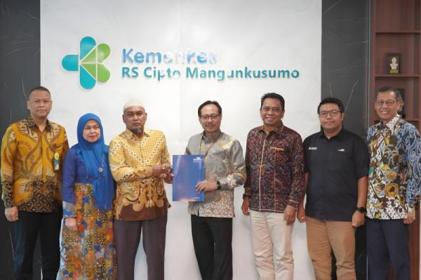 TASPEN Salurkan Manfaat bagi Nakes RSCM, Korban Kecelakaan Kereta Bekasi Timur