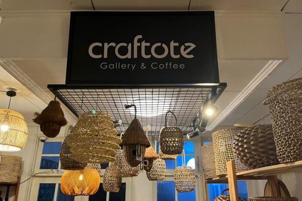 Kerajinan tangan yang dipajang di Craftote Gallery & Coffee. (Foto: Rizky Agustian)