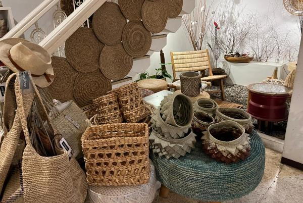 Kerajinan tangan yang dipajang di Craftote Gallery & Coffee. (Foto: Rizky Agustian)