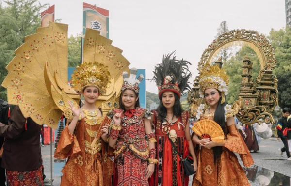 Desainer Cilik Tiara Annisa Harumkan Indonesia Tampilkan Budaya Nusantara di Hiroshima Festival