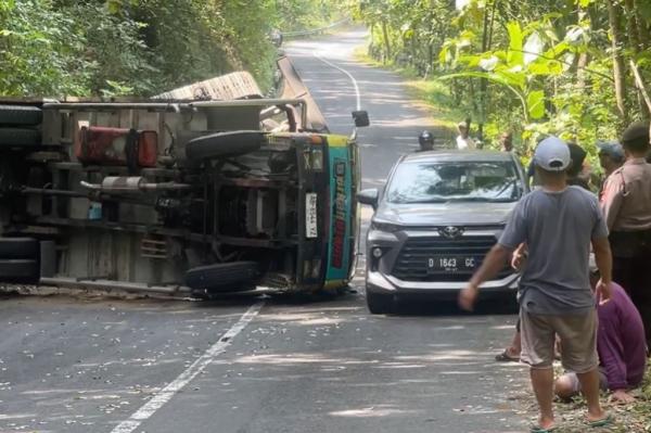 Gagal Menanjak, Truk Pengangkut Ekskavator Terguling di Tanjakan Bibis Kulonprogo