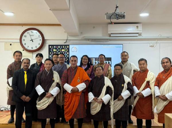 Menteri Perindustrian, Perdagangan, dan Ketenagakerjaan (MOICE) berfoto bersama para Stakeholders pariwisata di Bhutan. (Foto: Istimewa)