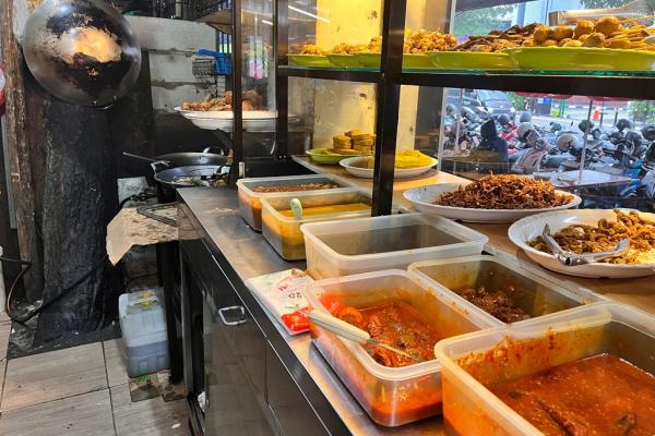 Menu yang dijajakan di Depot Mirah Bulungan, Jakarta Selatan. (Foto: Rizky Agustian)