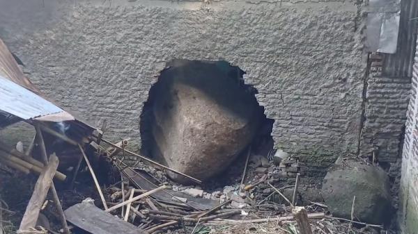 Batu berukuran besar meluncur dari lereng bukit dan menghantam rumah warga di Dukuh Pejarakan, Desa Wisnu, Kabupaten Pemalang, Jawa Tengah. (Foto: iNews).