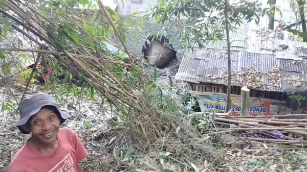 Batu berukuran besar meluncur dari lereng bukit menghantam rumah warga di Desa Wisnu, Kabupaten Pemalang, Jawa Tengah. (Foto: iNews).