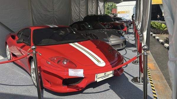 Mobil Ferrari yang masuk daftar lelang barang rampasan negara di Gedung BPA Kejagung, Jakarta Selatan. (Foto: Ari Sandita)