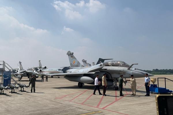 Presiden Prabowo Subianto menyerahkan sejumlah alutsista canggih kepada TNI (foto: Binti Mufarida)