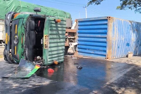 Kecelakaan Truk Pakan Ternak Terguling di Pantura Cirebon Picu Macet Parah