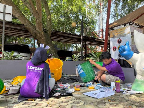 Aksi melukis tong sampah jadi medium edukasi lingkungan. (Foto: Istimewa)