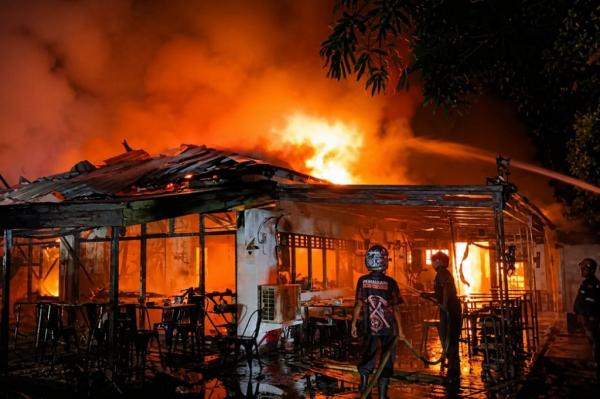 Kebakaran Kafe di Palangka Raya Hanguskan Bangunan, Satu Relawan Damkar Pingsan Kesiangan