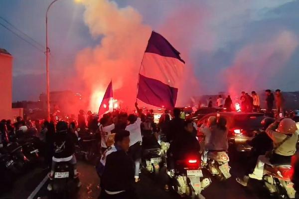 Ribuan Bobotoh Padati Flyover Pasupati, Rayakan Persib Juara Liga 3 Kali Beruntun