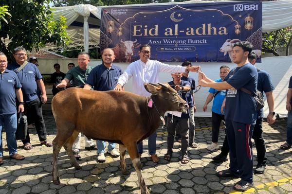 Area Head BRI Jakarta Warung Buncit, Sapto Adie menyerahkan sapi ke panitia kurban Iduladha 1447 H di BRI Kantor Cabang Pasar Minggu, Jakarta Selatan, Rabu (27/5/2026). (Foto: Rizky Agustian)