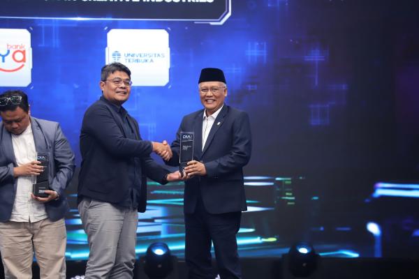 Rektor Universitas Terbuka Ali Muktiyanto 2 Rektor Universitas Terbuka, Prof. Dr. Ali Muktiyanto (kanan) saat menerima penghargaan. (Foto: dok iNews)