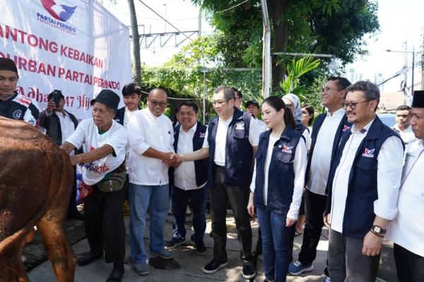 Ketua MPP Partai Perindo Hary Tanoesoedibjo, Ketua Umum Partai Perindo Angela Tanoesoedibjo dan jajaran pengurus menyerahkan hewan kurban di Paseban, Kecamatan Senen, Jakarta Pusat, Kamis (28/5/2026). (Foto: Partai Perindo)