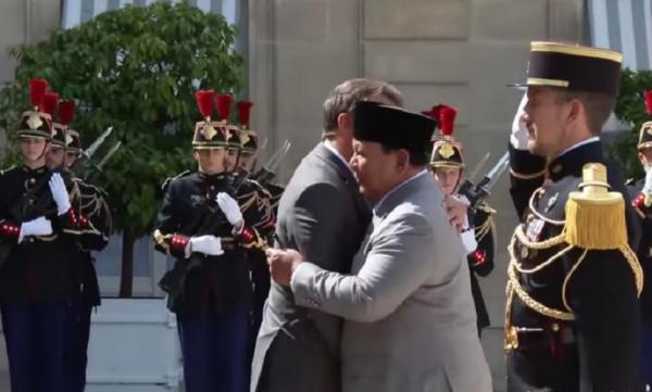 Prabowo dan Macron Presiden Prabowo disambut pelukan oleh Macron saat tiba di Istana Elysee, Paris, Prancis. (Foto: tangkapan layar)