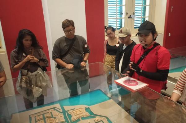 Supri (baju merah), memandu para wisatawan peserta tur Walk Indies (foto: iNews.id/Reza Fajri)