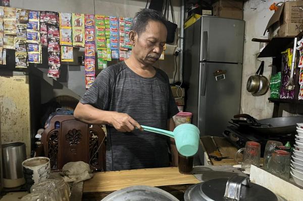 Warung Asep Bintaro 1 Pemilik Warung Asep, Utayana alias Asep, menyeduh kopi untuk dihidangkan ke pelanggan. (Foto: Rizky Agustian)