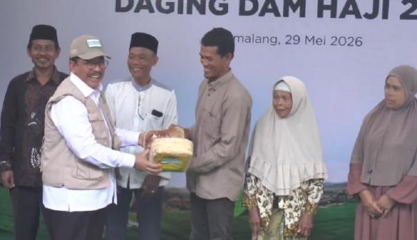 Wakil Ketua Baznas, Zainut Tauhid Sa'adi menyerahkan daging dam haji ke warga di Pemalang. (Foto: iNews)