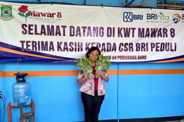 Ketua KWT Mawar 8, Yuliana Sri Prihantini berpose dengan sayuran yang dipanen dari kebun hidroponik. (Foto: Rizky Agustian)