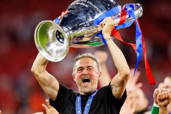 Pelatih PSG, Luis Enrique, mengangkat trofi Liga Champions usai timnya menang adu penalti kontra Arsenal di final, Sabtu (30/5/2026) malam WIB. (Foto: UEFA)